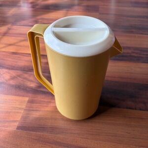 Vintage Rubbermaid Harvest Gold Pitcher 2.25 Quart J-2445 Retro Plastic Lid USA